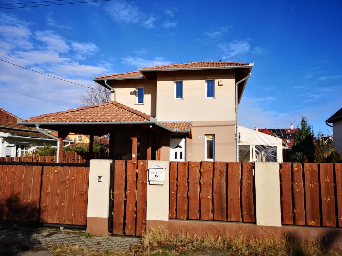 Ferienwohnung Airport Road/Repter Koezeli Haz Privat Parkoloval Budapest Exterior foto